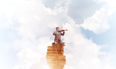 Genç adam takım elbise ve gözlük