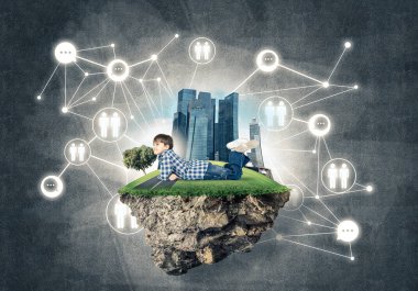 yüzen ada ve mutlu çocuk