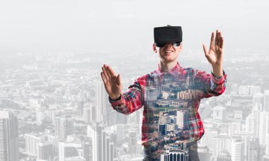 Sanal gerçeklik kulaklığı olan adam. 