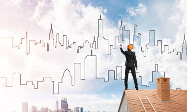 Mühendis adam evin çatısında ayakta 