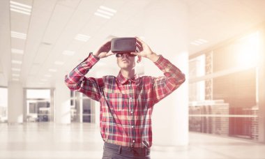 Sanal gerçeklik kulaklık ile genç adam 