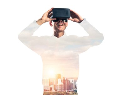 Sanal gerçeklik kulaklığı olan adam. 