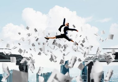 İş kadını boşluğu atlama