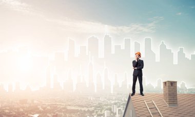 Çatının kenarında duran işadamı 