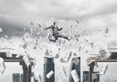 Cityscape arka planda, 3d render ile zorlukların üstesinden sembolü olarak beton köprü kağıt belgeleri uçan ile gap üstünden atlayarak işadamı