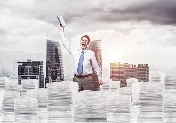 Homem de negócios gritando em pé sobre pilha de documentos — Fotografia de Stock