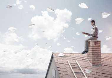 Evde oturan genç işadamı 