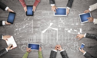 Bir grup insan elinde aygıtlarla