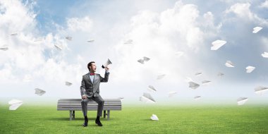 bankta oturan genç işadamı