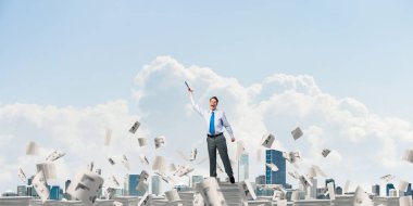 Kağıt belgeleri Clear sky ile arka plan üzerinde uçan arasında duran el kitabı ile uydurarak iş adamı. Karışık teknik.