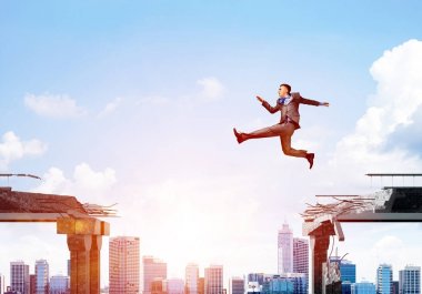 Cityscape arka planda, 3d render ile zorlukların üstesinden sembolü olarak beton köprü harflerle uçan ile gap üstünden atlayarak işadamı 