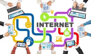 Bir grup insan elinde aygıtlarla