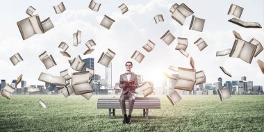 Yüzen ada üzerinde oturan komik adam 