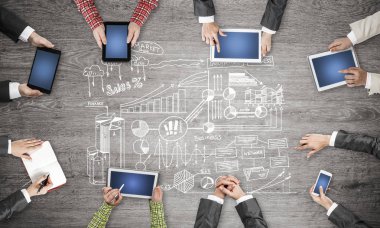 Bir grup insan elinde aygıtlarla