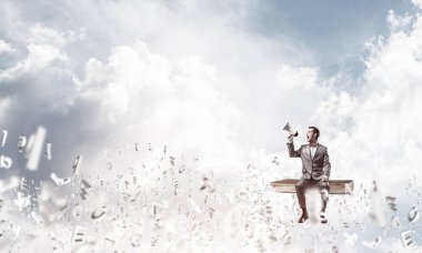 Bir şey hoparlör ve sembolleri duyuran işadamı sinek 