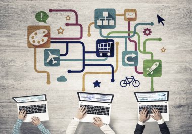 Bir grup ellerinde aygıtlarla üç insan