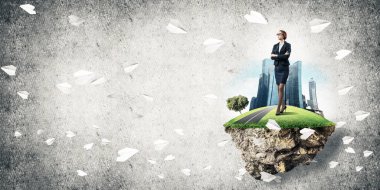 Yeşil yüzen ada üzerinde duran işkadını