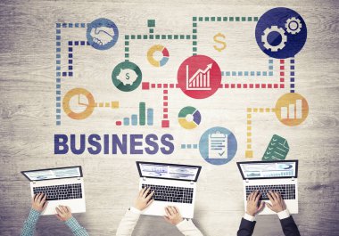 Bir grup ellerinde aygıtlarla üç insan