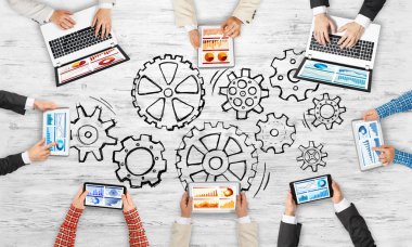 Bir grup insan elinde aygıtlarla