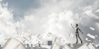 Clear sky kitaplarla arka plan üzerinde uçan arasında duran el kitabı ile uydurarak giyim adam. Karışık teknik.