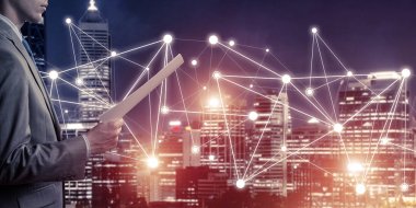 Kağıtları elinde tutan işadamı