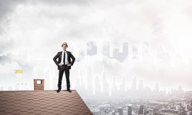 Çatının kenarında duran işadamı 