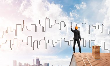 Mühendis adam evin çatısında ayakta 