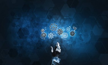 Koyu arka plan üzerinde parlayan dişli mekanizması, parmakla işaret eden işadamı el kapatın 