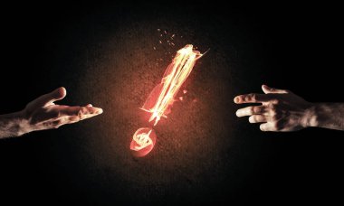  koyu arka plan, dikkat kavramı üzerinde parlayan ünlem işareti işaret işadamları el ateş 