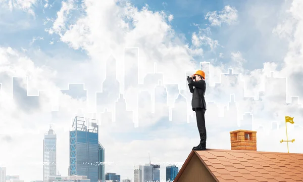 Ung affärsman i kostym och hjälm på taket — Stockfoto