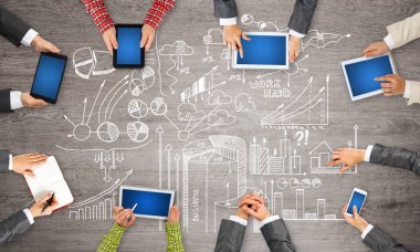 Bir grup insan elinde aygıtlarla