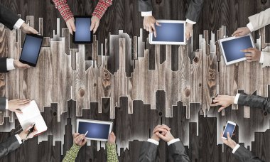 Bir grup insan elinde aygıtlarla