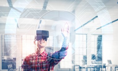 Adam giyen sanal kulaklık