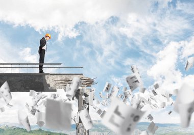 Genç takım elbise ve kask mühendisi