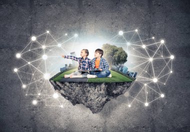  yüzen ada ve çocuk