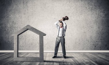 Kararlı iş adamı keman evinin beton figüründen kurtulacak.