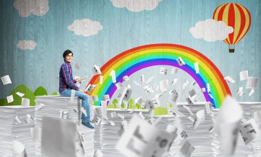 Gündelik giysili genç adam. 