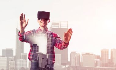 Sanal gerçeklik kulaklığı olan adam. 