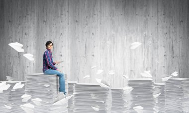 Gündelik giysili genç adam. 