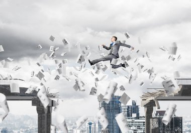 Cityscape arka planda, 3d render ile zorlukların üstesinden sembolü olarak beton köprü kağıt belgeleri uçan ile gap üstünden atlayarak işadamı