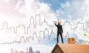 Mühendis adam evin çatısında ayakta 