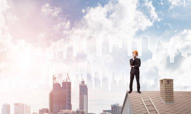 Çatının kenarında duran işadamı 