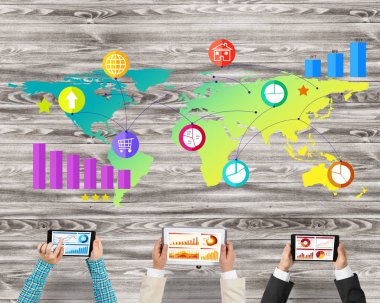 Bir grup ellerinde aygıtlarla üç insan