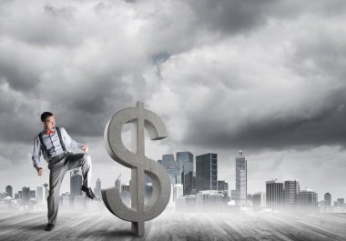 Gürültüyle çarpmak ile olacak genç öfkeli işadamı tekme modern cityscape karşı Doları sembol taş 