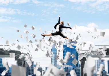 İş kadını boşluğu atlama