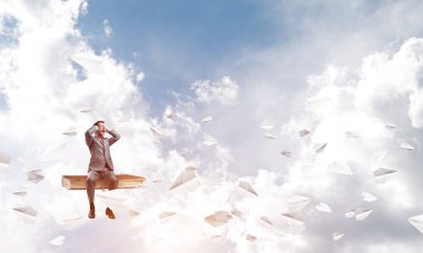 Eski kitap üzerinde oturan ve elleriyle kulaklarını kapatarak sinirli işadamı