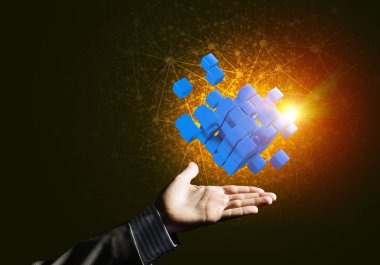 küp şekil tutan el 