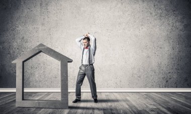 Kararlı iş adamı, elle beton ev figürüyle yıkılacak.