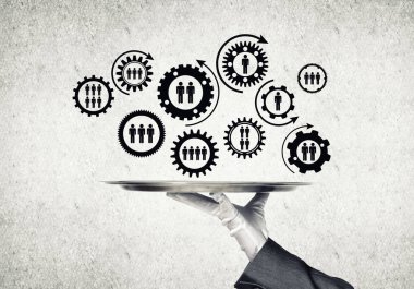 Garson eliyle gümüş tabak dolusu sosyal medya iletişim simgeleri, net bağlantı kavramı holding beyaz eldiven 