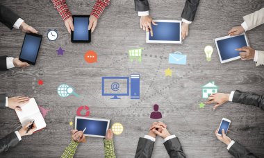 Bir grup insan elinde aygıtlarla